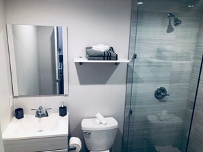 Dusj, hårføner, håndklær og såpe