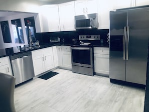 Réfrigérateur, four à micro-ondes, un four, surface de cuisson