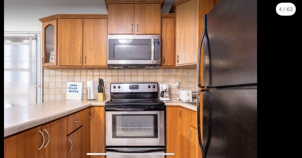 Refrigerador, microondas, horno y parrilla de estufa 