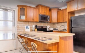 冷蔵庫、電子レンジ、オーブン、コンロ