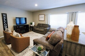 Smart-tv, een open haard, Netflix en een dvd-speler