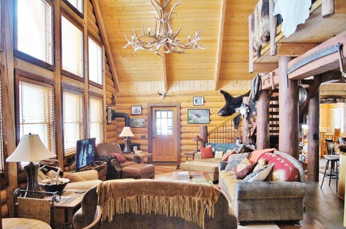 Upscale Rustic Luxury Mountainside "Cabin"~360/24 Views~3 Level Privacy