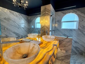 Duschwanne, Haartrockner, Bidet, Handtücher