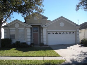 Exterior - 3 miles to Disney, Private 4bed/3bath w/ private pool, game room and club house (Kissimmee)