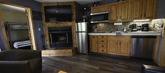 2bdrm sleeps 6. KING bed! Pool, Wifi, Fireplace, Steps to pink lift!