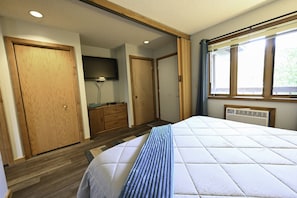 2 bedrooms, iron/ironing board, WiFi, bed sheets - 2bdrm sleeps 6. KING bed! Pool, Wifi, Fireplace, Steps to pink lift! (Mancelona)