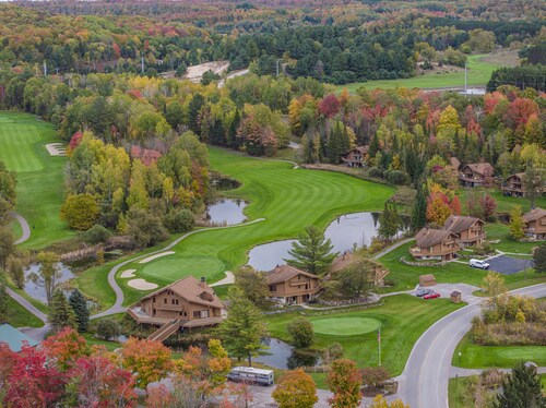 2bdrm sleeps 6. KING bed! Pool, Wifi, Fireplace, Steps to pink lift!