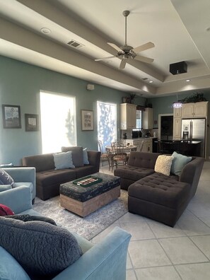 Smart TV, books, music library, video library - Relaxing Golf Course Retreat Near Airport & Downtown (San Antonio)