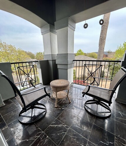 Custom built, gated garden home, perfect family getaway 15 minutes from downtown