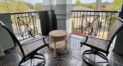 Custom built, gated garden home, perfect family getaway 15 minutes from downtown