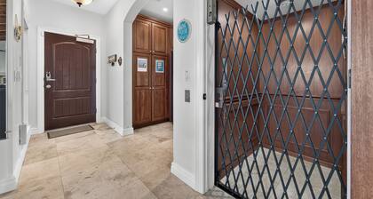 La Dolce Vita: Big Beach House w/ elevator & heated pool! DIRECTLY ON BEACH