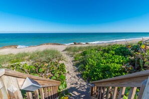 Privat strand, solstolar, parasoller och strandhanddukar