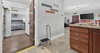 La Dolce Vita: Big Beach House w/ elevator & heated pool! DIRECTLY ON BEACH