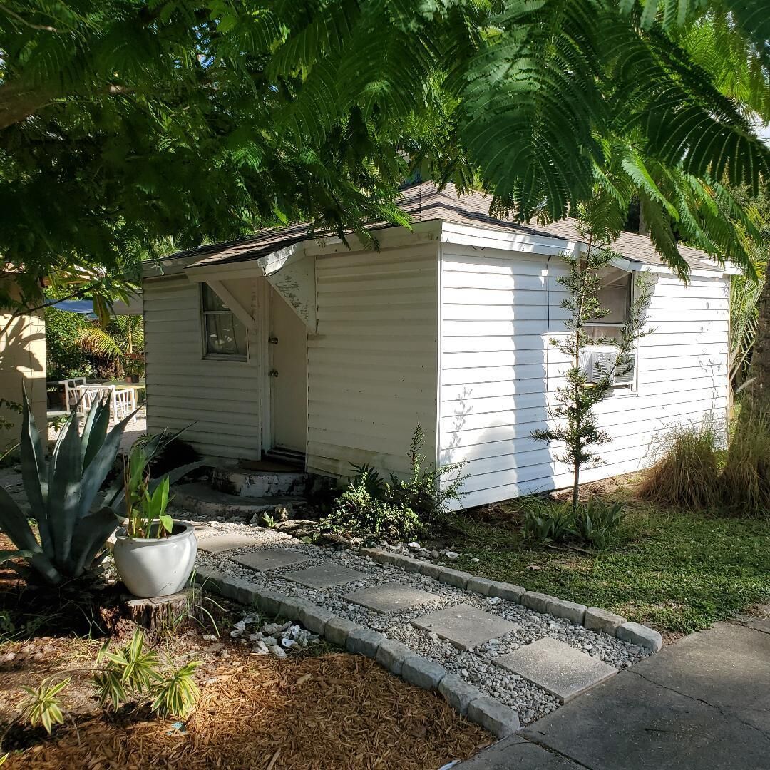 Cozy Efficiency Cottage in Titusville. Close to the Indian River.