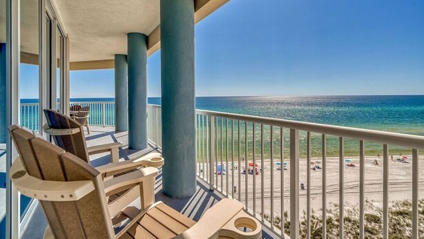 Een balkon met uitzicht op het strand en de oceaan.