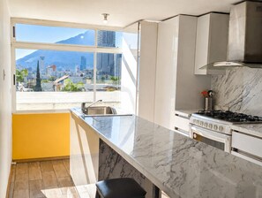 Fridge, microwave, oven, stovetop - Unbeatable Location - Base for Extended Stays (Monterrey)