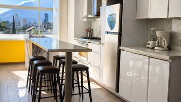 Réfrigérateur, micro-ondes, four, plaque de cuisson