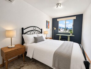 3 bedrooms, desk, iron/ironing board, free WiFi - Unbeatable Location - Base for Extended Stays (Monterrey)