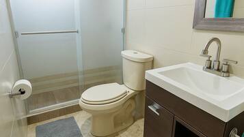 Douche, sèche-cheveux, serviettes fournies, savon