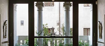 Muazzo Palace:Balcony Canal sleeps 8  gym sauna .small deposit. Luggage storage 