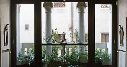 Muazzo Palace:Balcony Canal sleeps 8 gym sauna .small deposit. Luggage storage