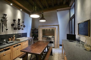 Fridge, microwave, oven, stovetop - Muazzo Palace:Balcony Canal sleeps 8 gym sauna .small deposit. Luggage storage (Castello 6450)