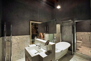 Combined shower/tub, hair dryer, bidet, towels