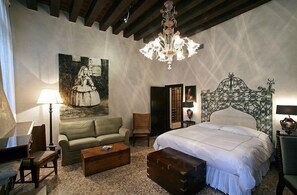 4 bedrooms, iron/ironing board, WiFi, bed sheets - Muazzo Palace:Balcony Canal sleeps 8 gym sauna .small deposit. Luggage storage (Castello 6450)