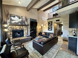 Smart TV, chimenea, consola de videojuegos, reproductor de DVD