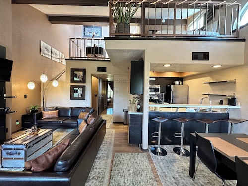 3 minuuttia rinteille ja 7 minuuttia järvelle! Henkeäsalpaavat näkymät! South Lake Tahoe!