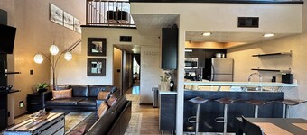 7 Mins to Lake Tahoe Beaches, 3 Mins to Heavenly Ski Slopes! Breathtaking Views!