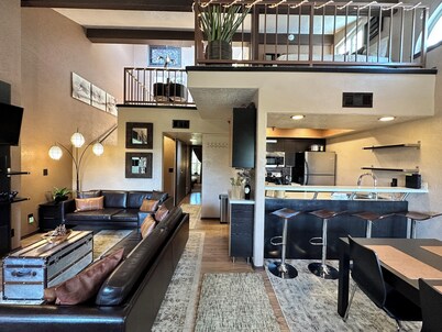 7 Mins to Lake Tahoe Beaches, 3 Mins to Heavenly Ski Slopes! Breathtaking Views!