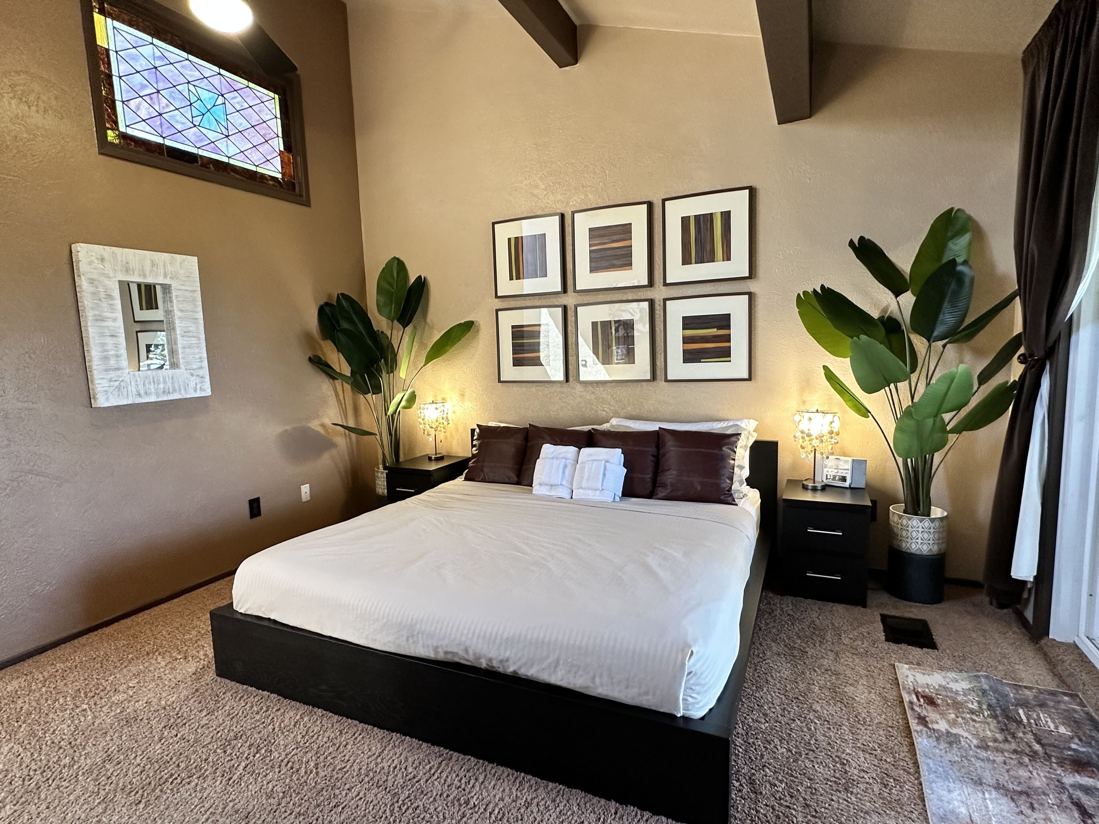 3 habitaciones, tabla de planchar con plancha y cuna de viaje 