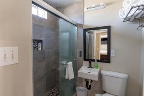 Dusche, Haartrockner, Bidet, Handtücher