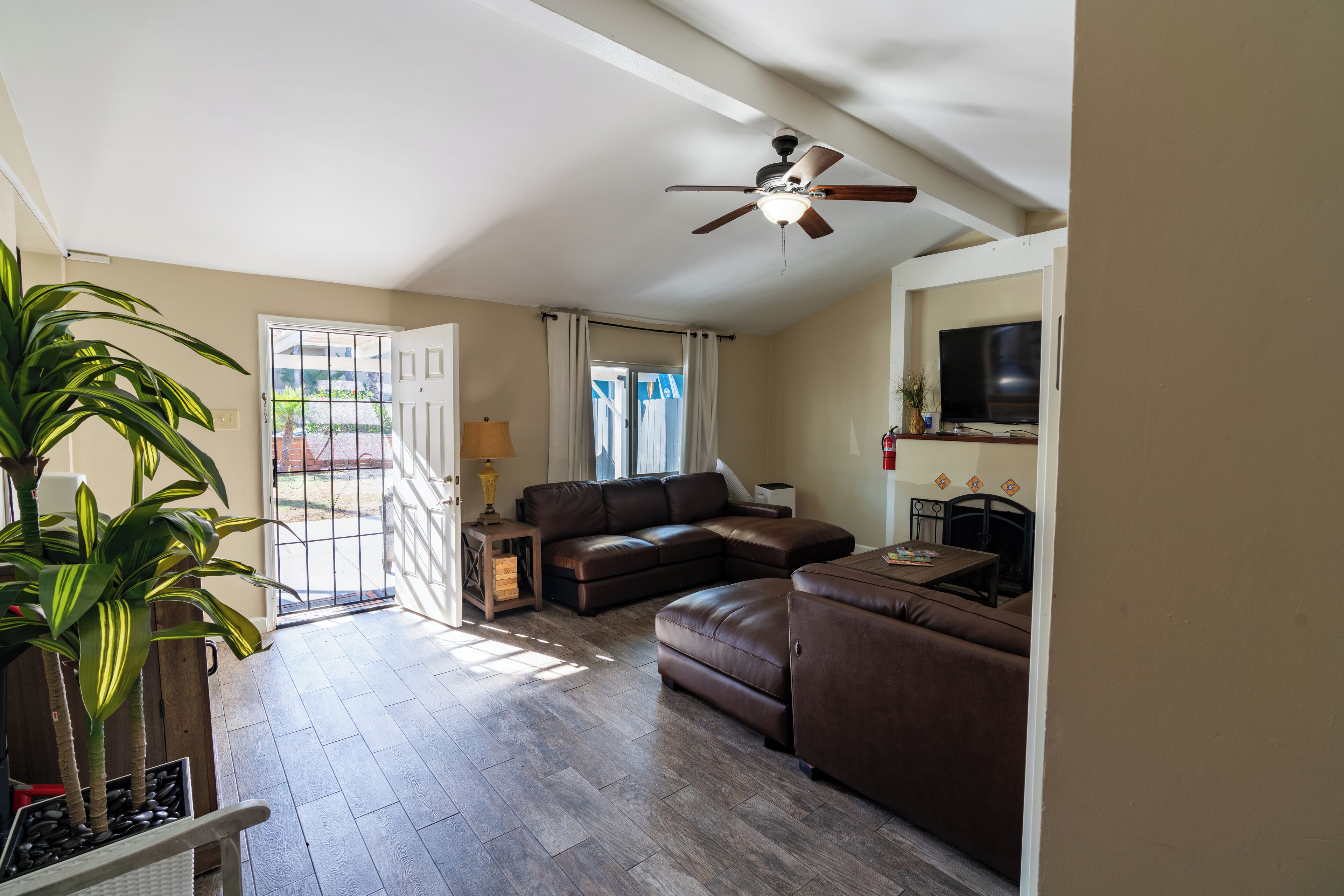 Smart TV, chimenea y estéreo 