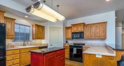 3 Bed 2 Bath 2 Car Garage Fully Furnished In Convenient Location