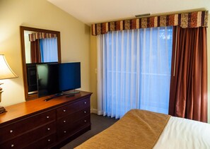 Een strijkplank/strijkijzer, gratis wifi, beddengoed, een wekker