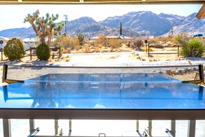 Outdoor spa tub - Escape to the Desert, Unwind Under the Stars (Joshua Tree)