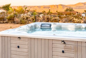 Outdoor spa tub - Escape to the Desert, Unwind Under the Stars (Joshua Tree)