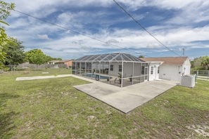Exterior - Cozy Home, 6 sleeps, in calm neighborhood, heated pool, free WiFi, near beach (Port Charlotte)