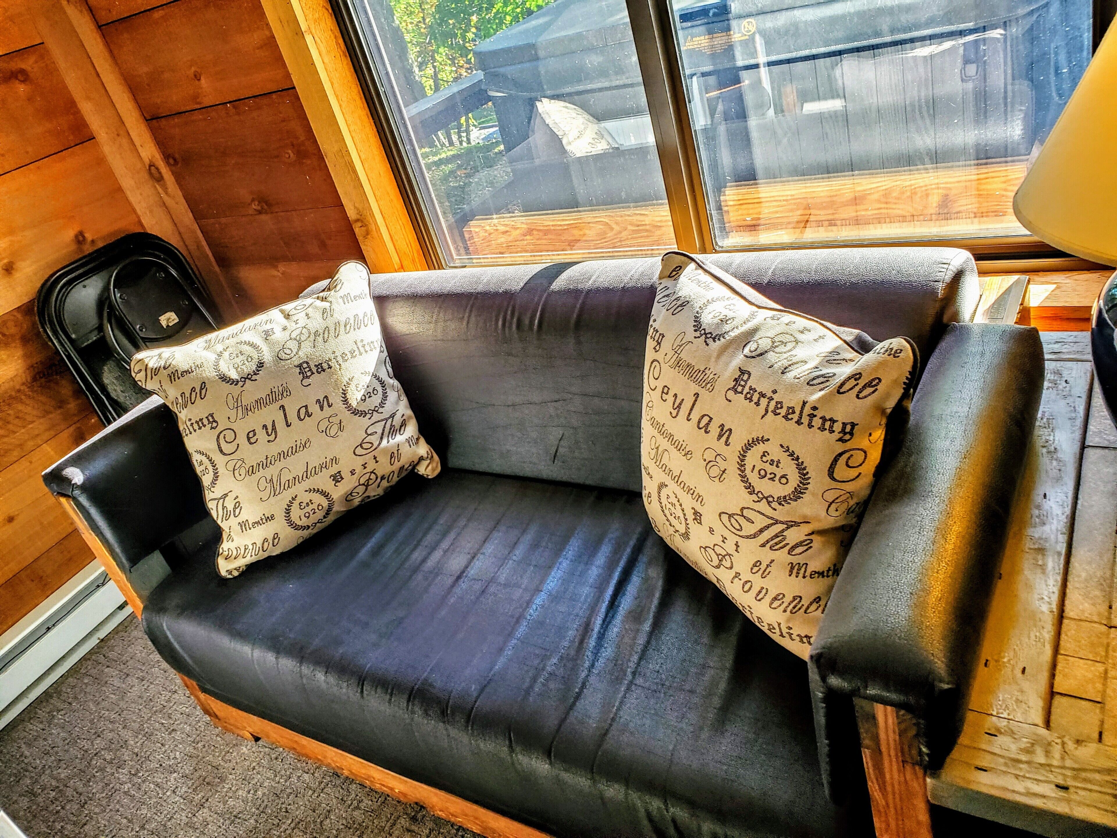 Smart TV, chimenea, reproductor de DVD y libros 