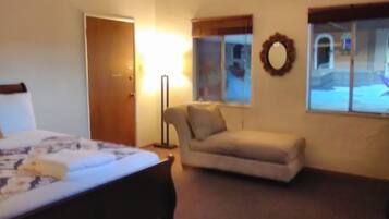 1 soverom, skrivebord, wi-fi (inkludert) og sengetøy