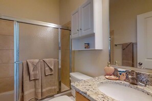 Sèche-cheveux, serviettes fournies