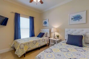 4 chambres, bureau, fer et planche à repasser, lit parapluie