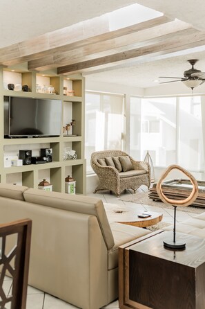 Smart TV, video games, DVD player, stereo - Luxurious & Comfortable Residence!!! - Hotel Zone - Condo on The Beach (Cancún)