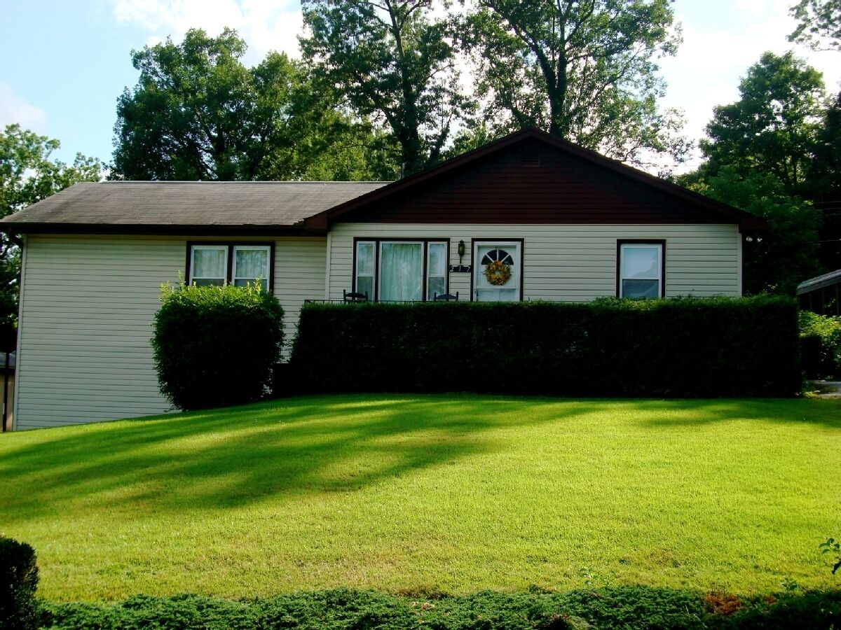 White Squirrel Hill!! 2 beautiful acres to enjoy