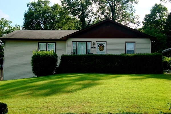 White Squirrel Hill!! 2 beautiful acres to enjoy