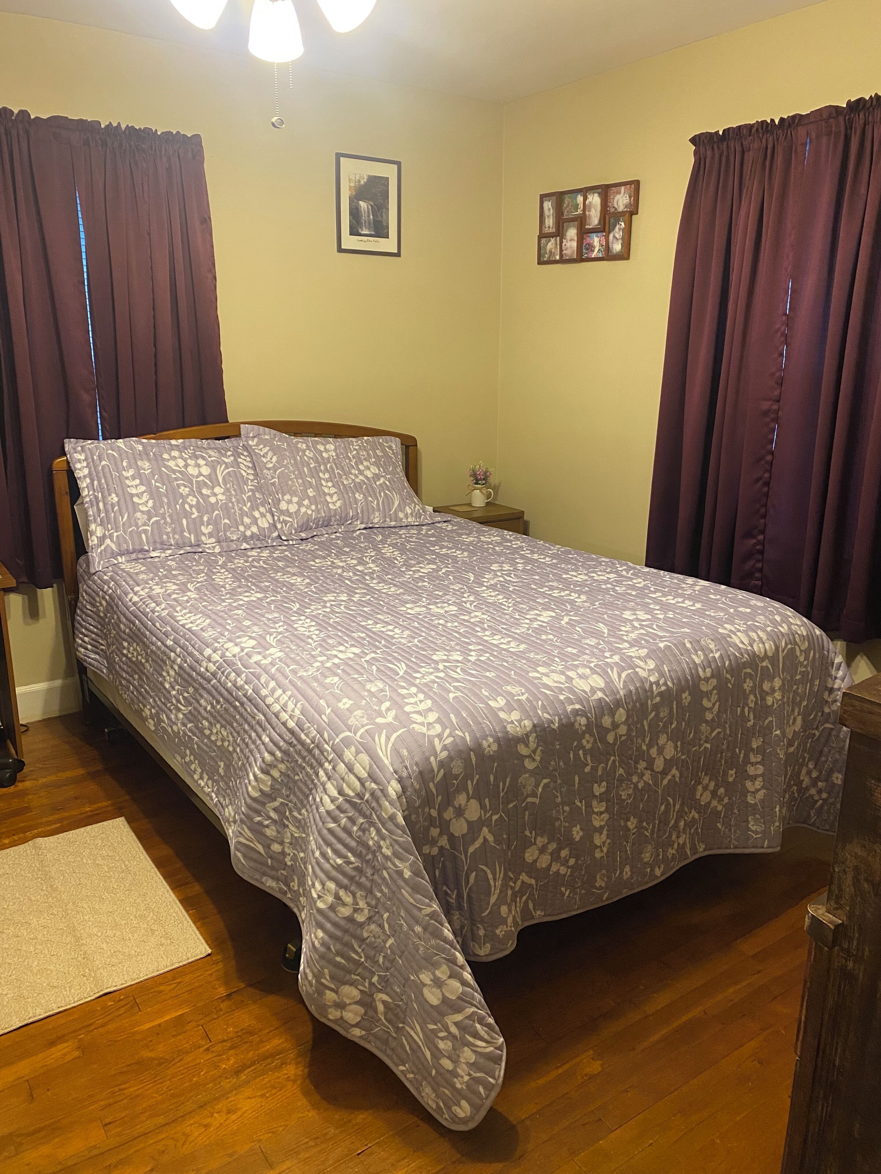 3 bedrooms, desk, iron/ironing board, travel crib