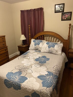3 bedrooms, desk, iron/ironing board, travel cot