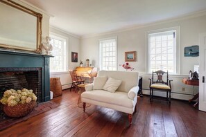 Flat-screen TV, fireplace, Netflix, DVD player